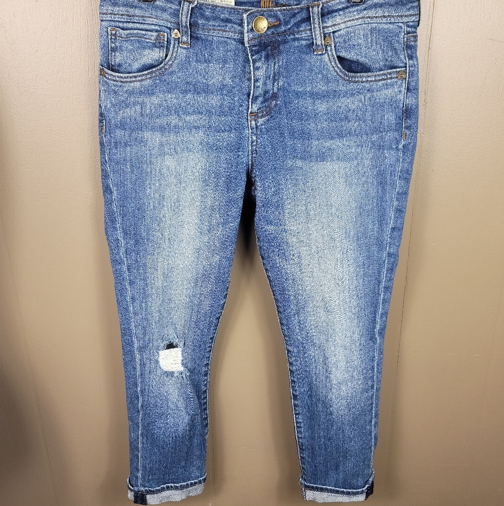 KUT Cathrine slim boyfriend petite distressed capris. Size 4P Medium wash
